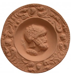 Medalla romano con casco de escamas